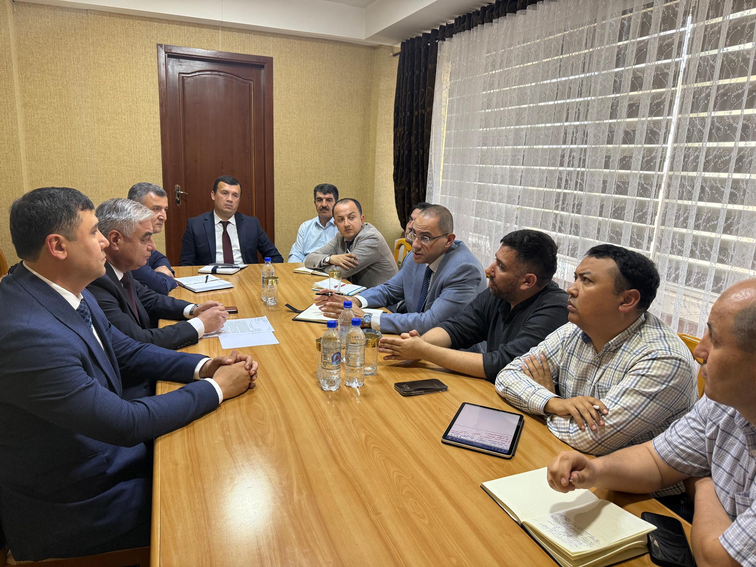 Встреча заместителя председателя области Анвара Яъкуби и руководителя Администрации СЭЗ «Сугд» Мухаммадзоды Мухаммада Султона с представителем Всемирного банка