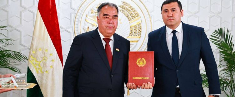 Маросими супоридани Ифтихорномаи Мақомоти иҷроияи ҳокимияти давлатии вилояти Суғд, аз ҷониби Раиси вилояти Суғд муҳтарам Раҷаб Аҳмадзода ба Роҳбари Маъмурияти МОИ “Суғд” Муҳаммадзода Муҳаммад Султон